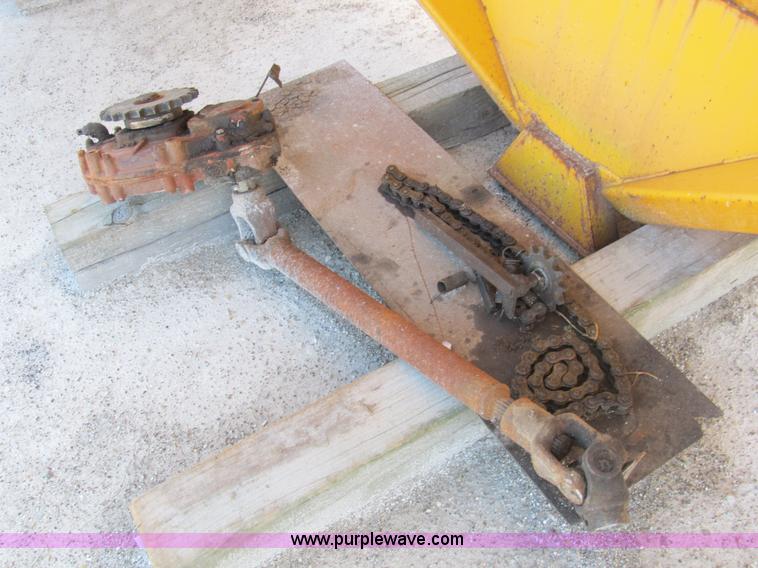 image for item B2733 Knight Slinger 725 manure spreader