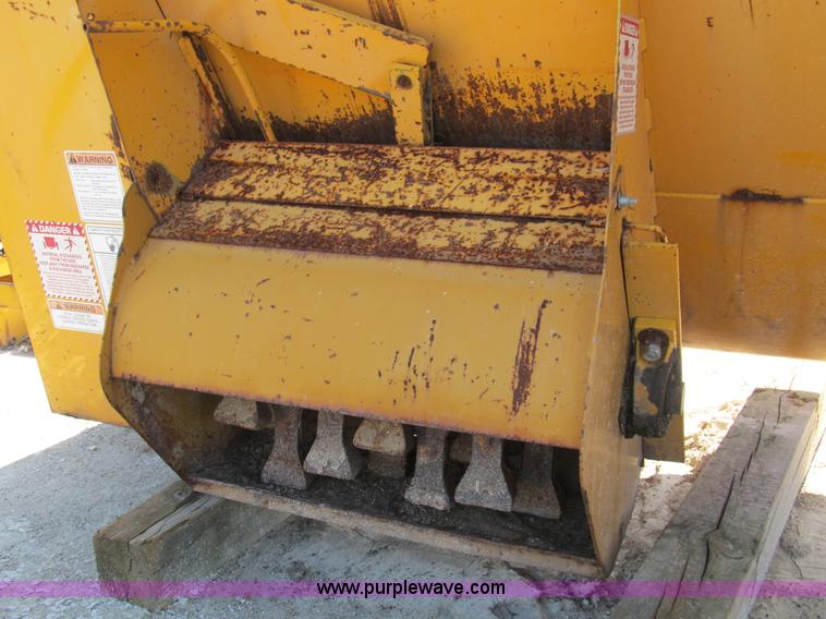 image for item B2733 Knight Slinger 725 manure spreader