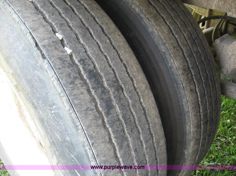 image for item B6390 1988 Wilson aluminum grain trailer