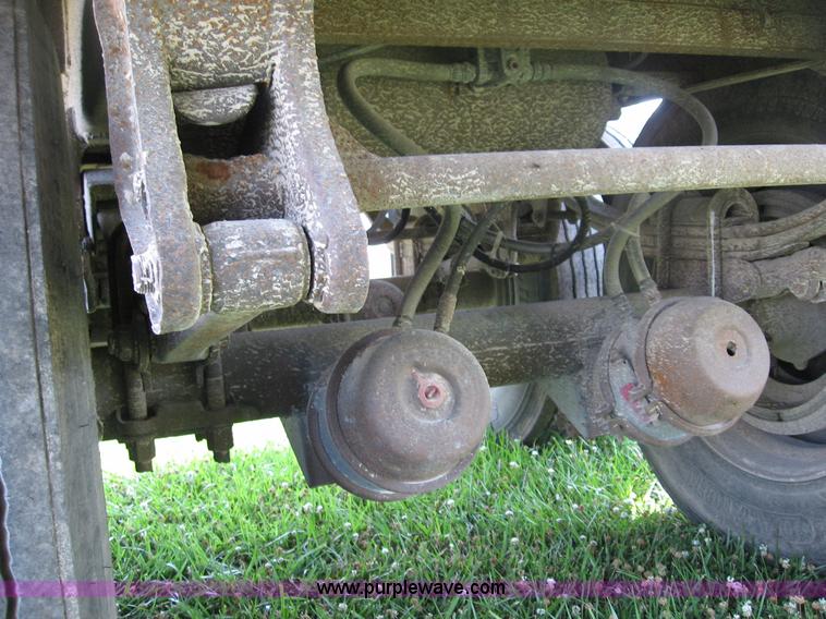 image for item B6390 1988 Wilson aluminum grain trailer