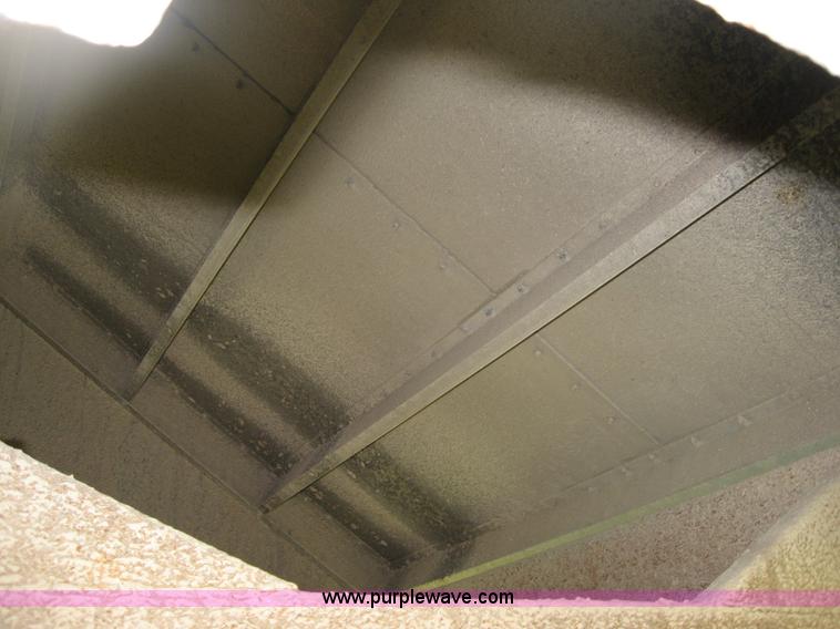 image for item B6390 1988 Wilson aluminum grain trailer