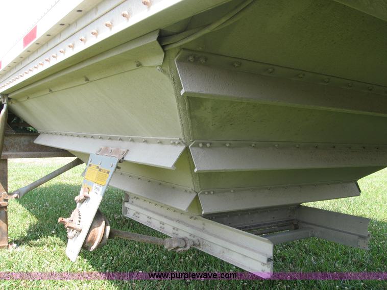 image for item B6390 1988 Wilson aluminum grain trailer