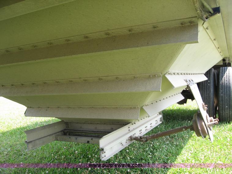 image for item B6390 1988 Wilson aluminum grain trailer