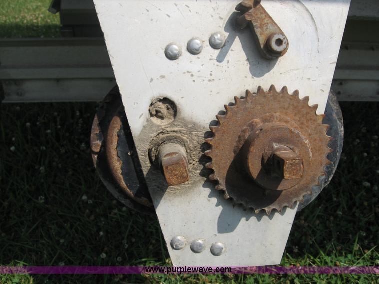 image for item B6390 1988 Wilson aluminum grain trailer