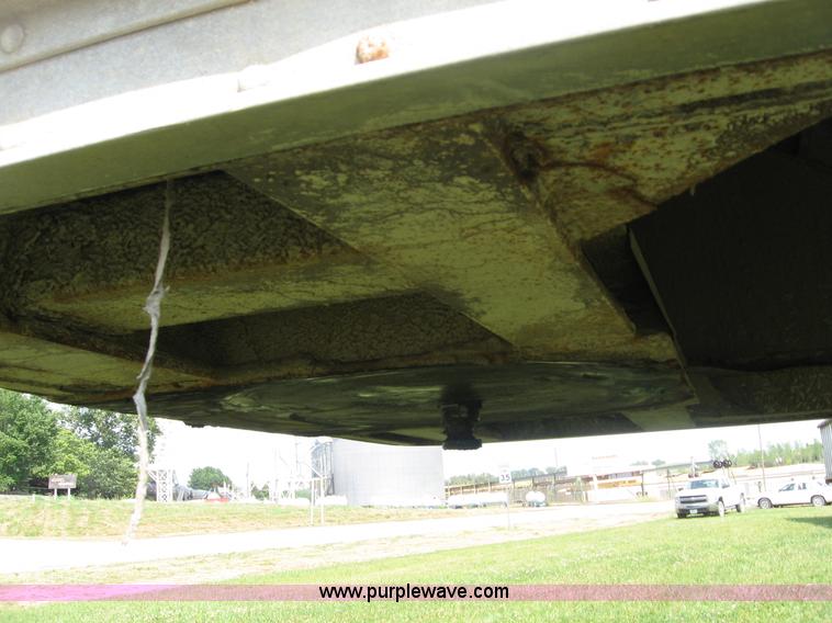 image for item B6390 1988 Wilson aluminum grain trailer