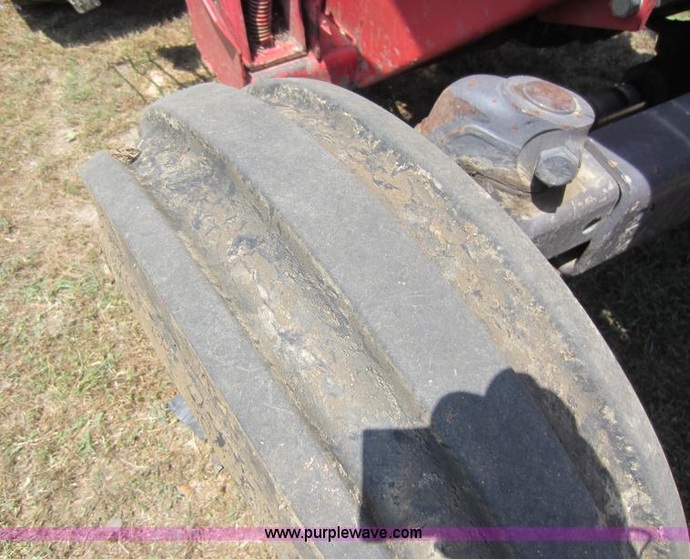 image for item D2040 1993 Massey-Ferguson 383 tractor