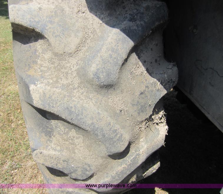 image for item D2040 1993 Massey-Ferguson 383 tractor