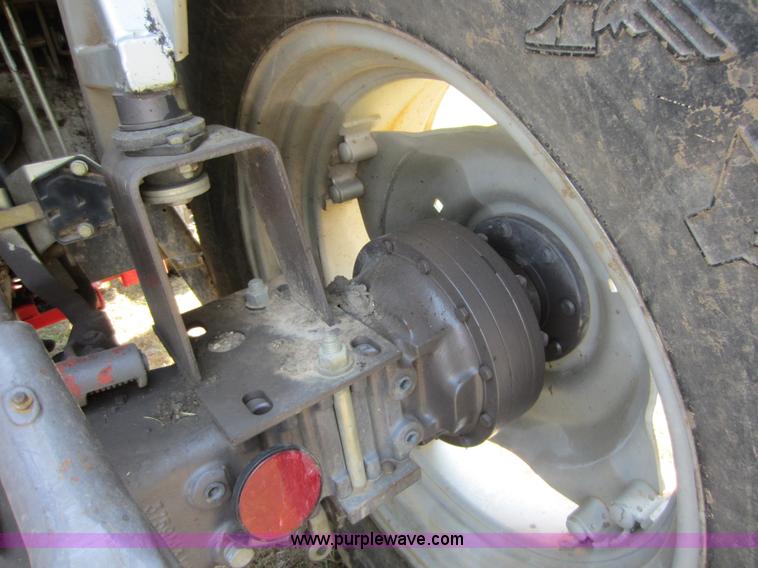 image for item D2040 1993 Massey-Ferguson 383 tractor