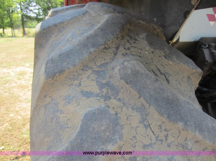 image for item D2040 1993 Massey-Ferguson 383 tractor