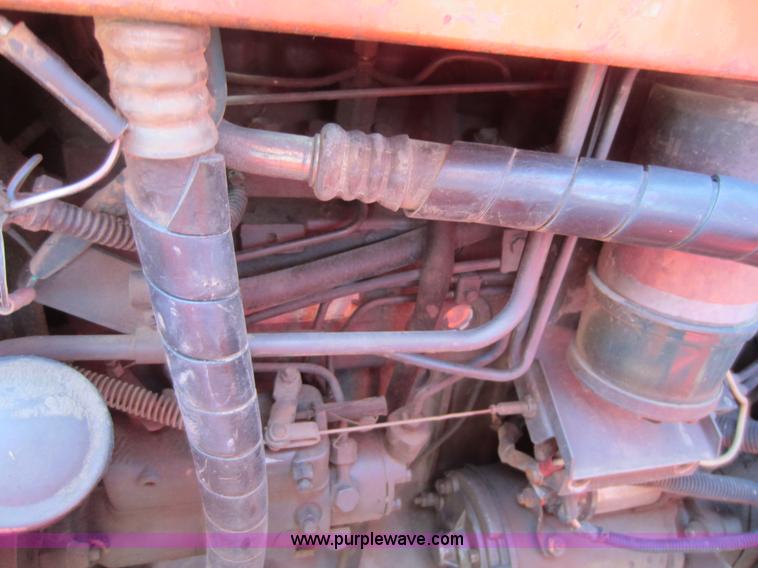 image for item D2040 1993 Massey-Ferguson 383 tractor