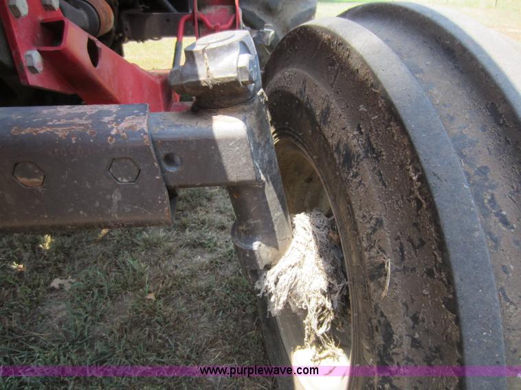 image for item D2040 1993 Massey-Ferguson 383 tractor