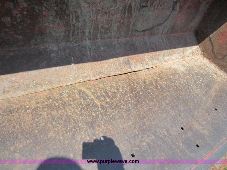 image for item D2040 1993 Massey-Ferguson 383 tractor