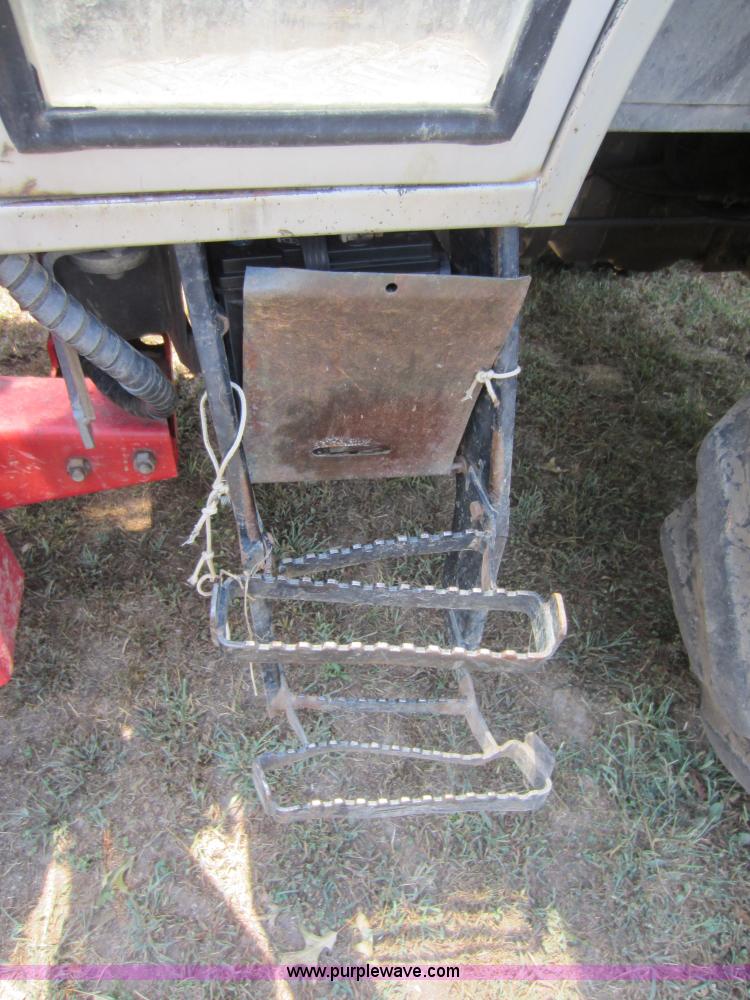 image for item D2040 1993 Massey-Ferguson 383 tractor