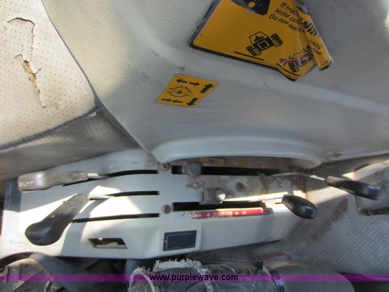 image for item D2040 1993 Massey-Ferguson 383 tractor