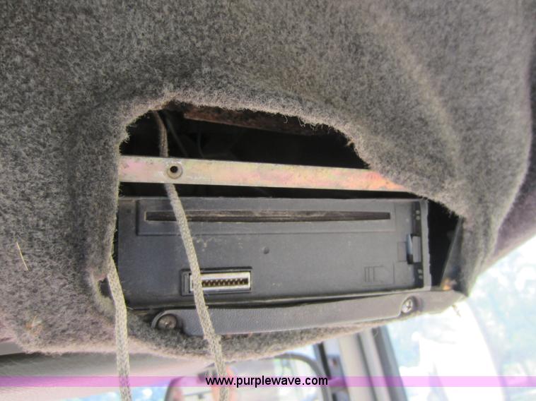 image for item D2040 1993 Massey-Ferguson 383 tractor