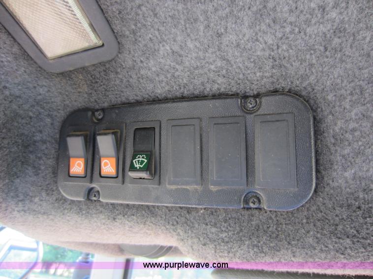 image for item D2040 1993 Massey-Ferguson 383 tractor