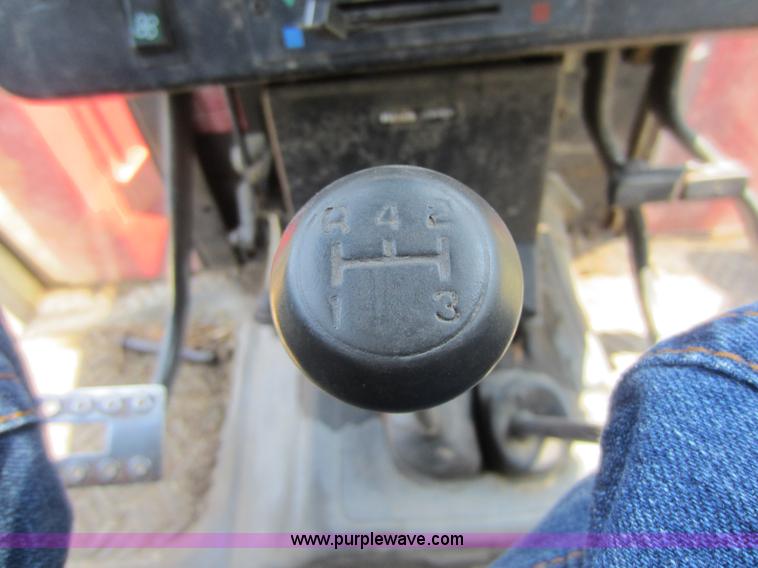 image for item D2040 1993 Massey-Ferguson 383 tractor