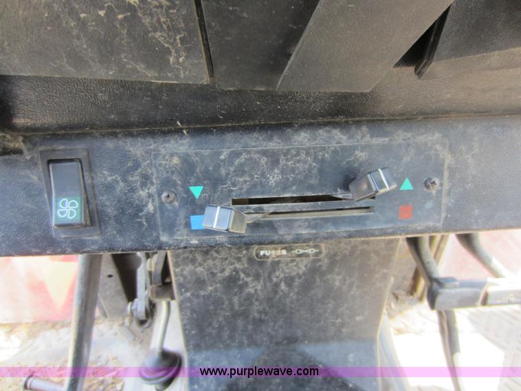 image for item D2040 1993 Massey-Ferguson 383 tractor