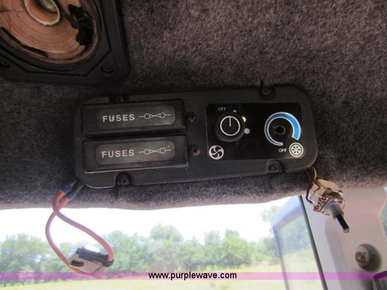 image for item D2040 1993 Massey-Ferguson 383 tractor