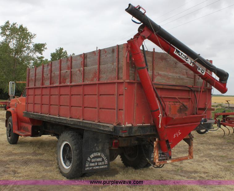 image for item D5200 1975 Chevrolet C65 grain truck