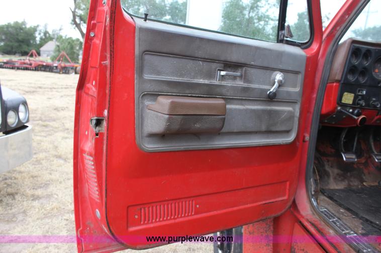 image for item D5200 1975 Chevrolet C65 grain truck