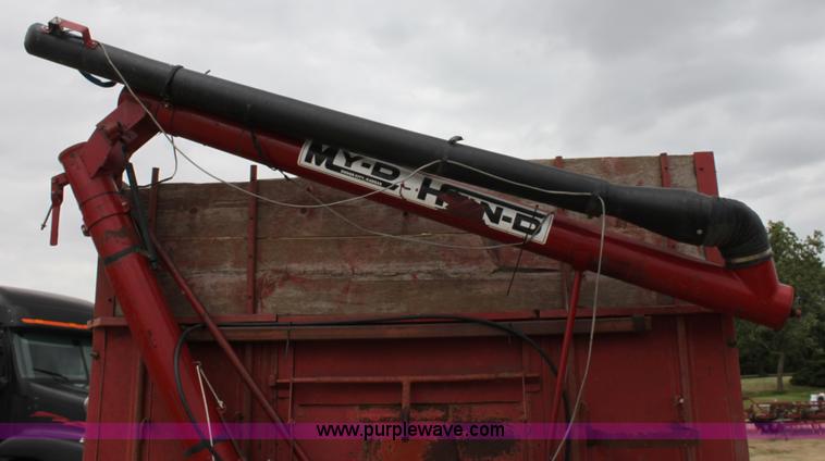 image for item D5200 1975 Chevrolet C65 grain truck