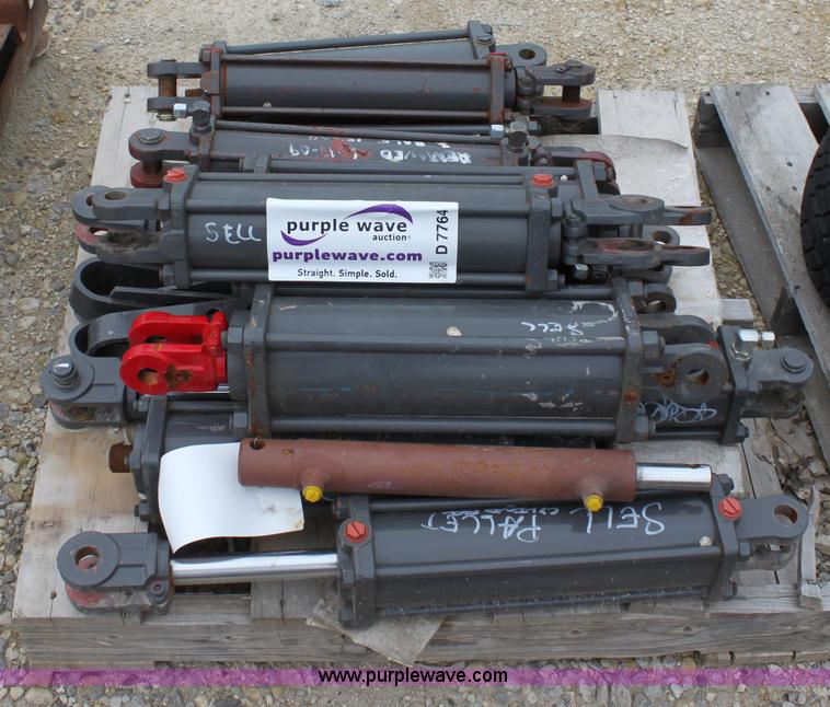 image for item D7764 Approximately 12 hydraulic cylinders