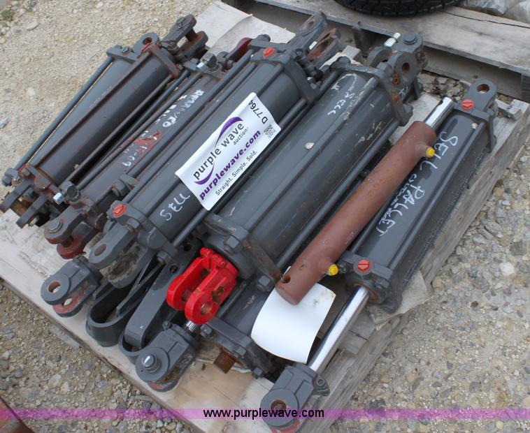 image for item D7764 Approximately 12 hydraulic cylinders