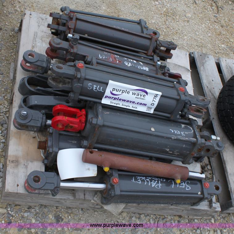image for item D7764 Approximately 12 hydraulic cylinders