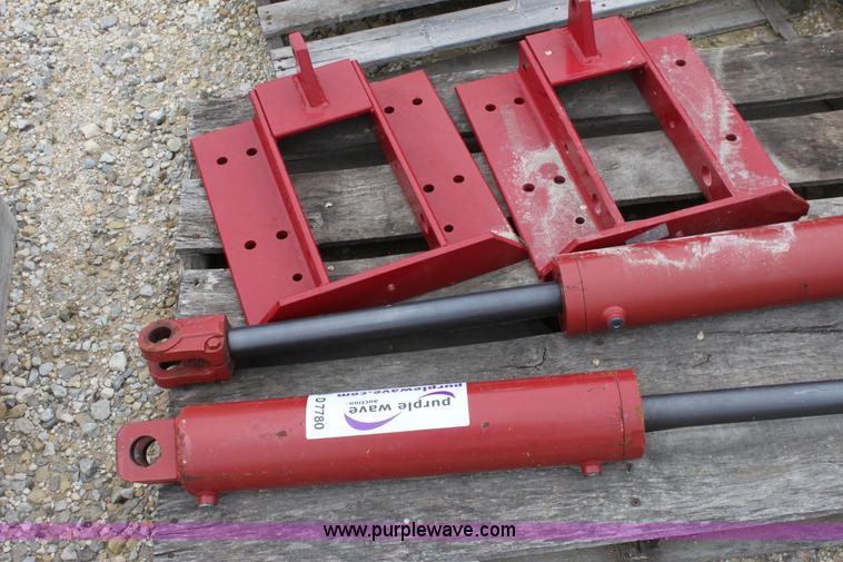Hydraulic cylinders and frame in Hesston, KS Item D7780 sold Purple