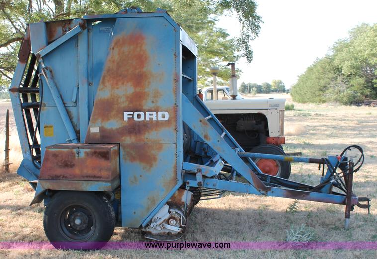 image for item L9893 Ford 552 round baler
