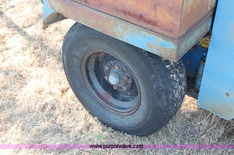 image for item L9893 Ford 552 round baler