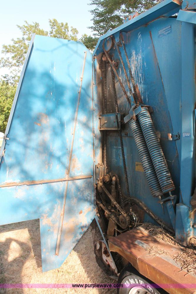 image for item L9893 Ford 552 round baler