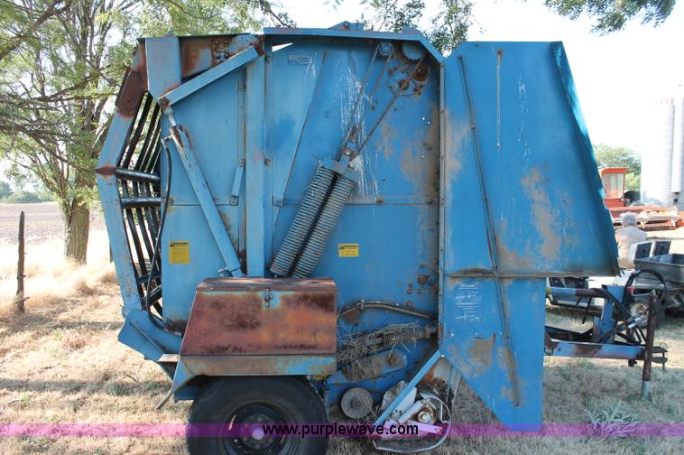 image for item L9893 Ford 552 round baler
