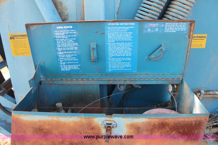 image for item L9893 Ford 552 round baler