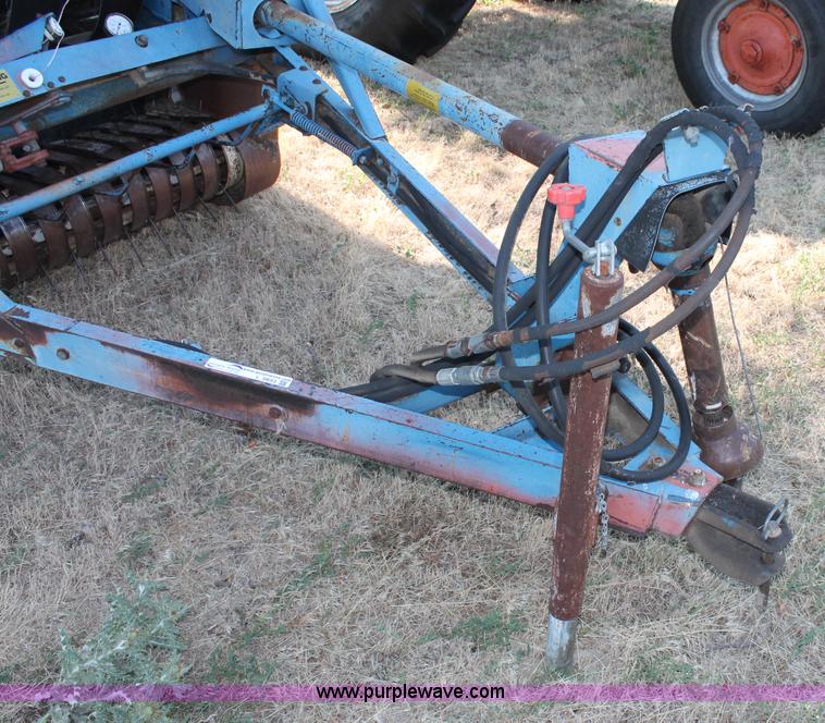 image for item L9893 Ford 552 round baler