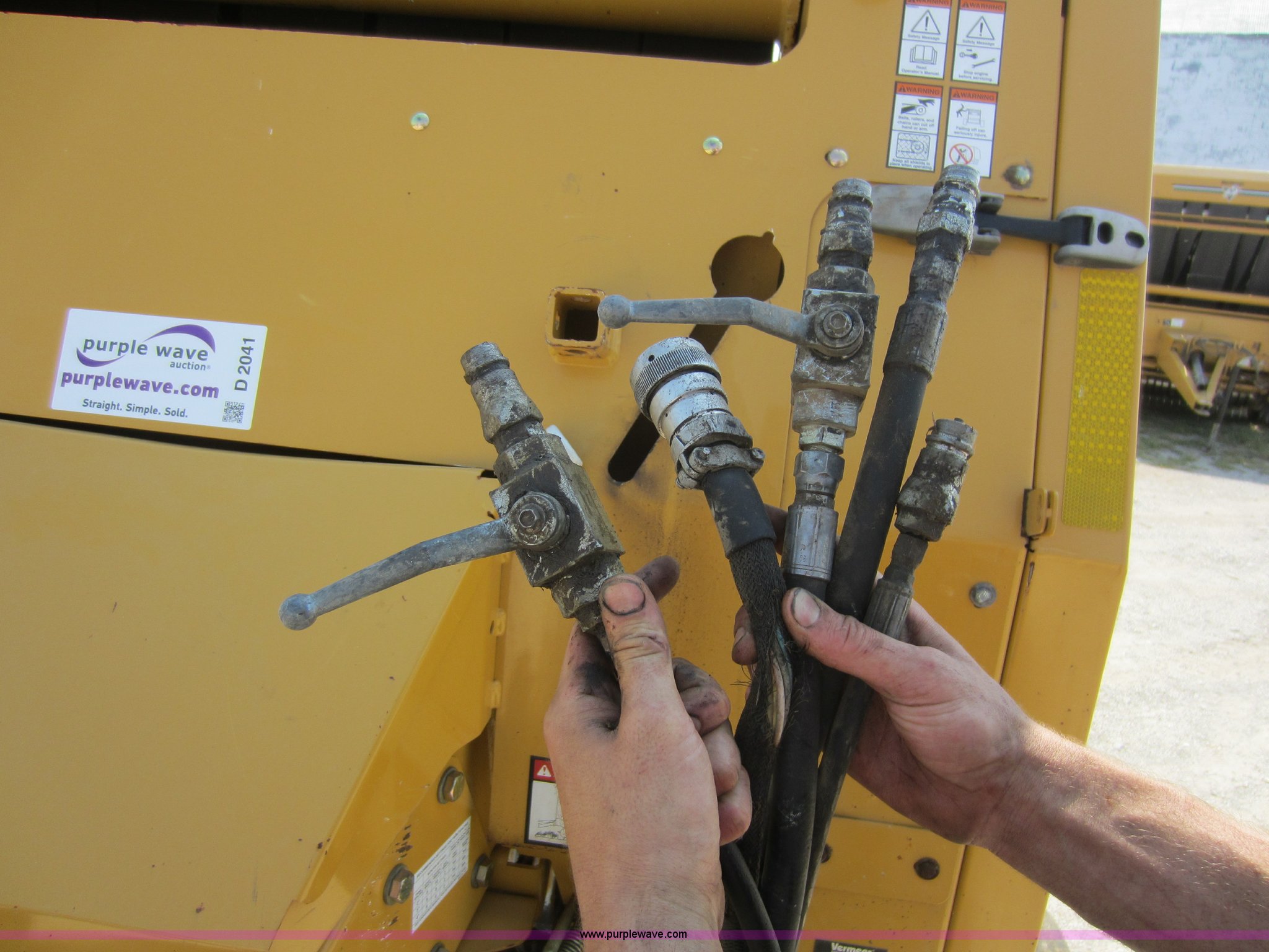 2007 Vermeer 604M round baler in Welch, OK | Item D2041 sold | Purple Wave