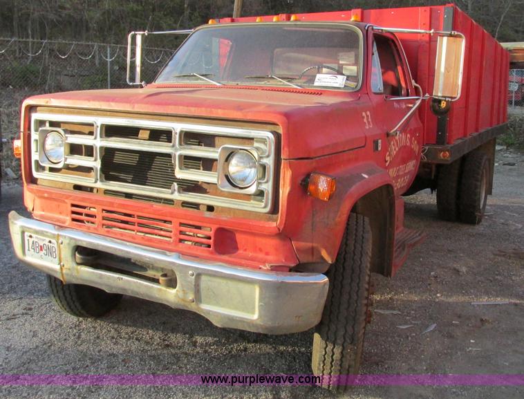 F4069.JPG - 1982 GMC Topkick 6000 dump truck , 70,877 miles on odometer , 5 7L V8 gas engine , Four speed manual...