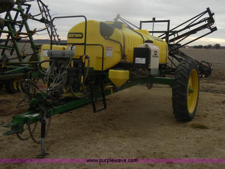 D4563.JPG - Bestway 750 gallon sprayer , Hiniker 8150 controller , Three gallon water tank , RHS 12 gallon foam ...