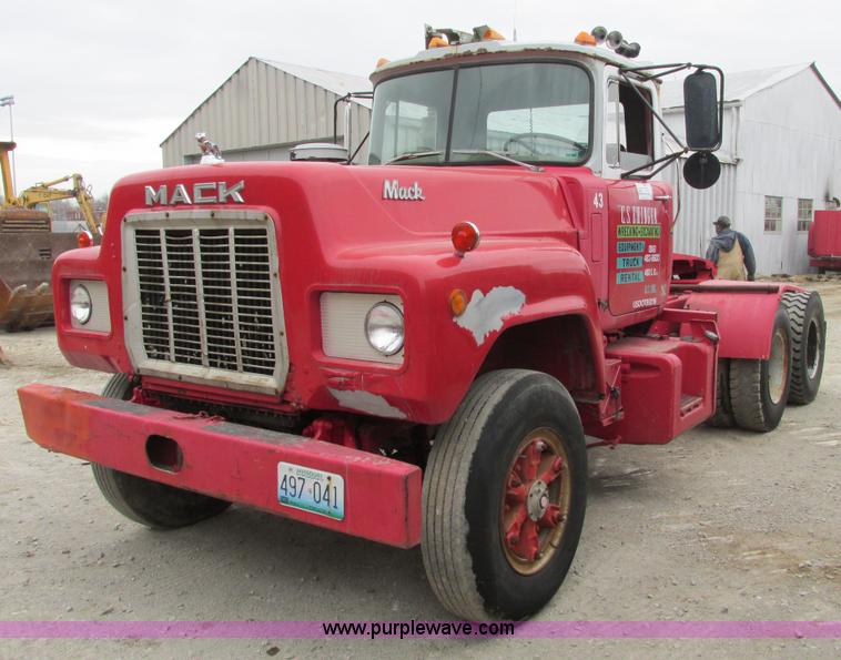 F4145.JPG - 1978 Mack semi truck , 202,397 miles on odometer , 9,408 hours on meter , Cummins six cylinder turbo...