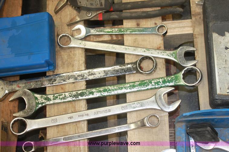image for item AA9206 Pallet of assorted hand tools