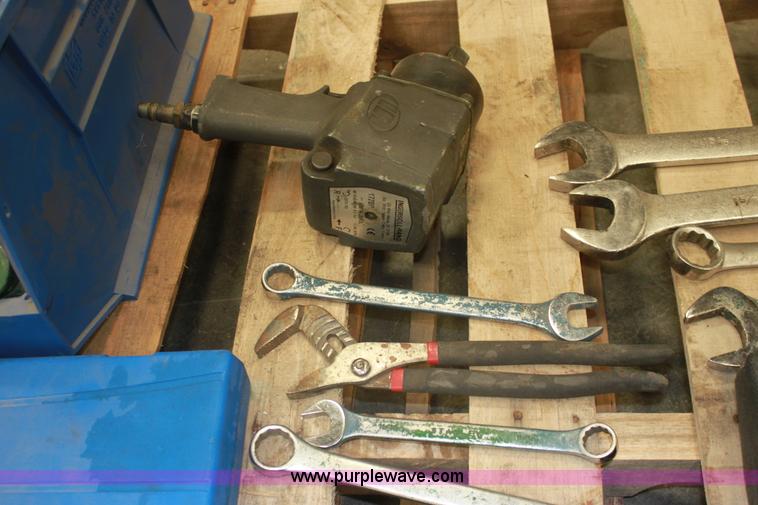 image for item AA9206 Pallet of assorted hand tools