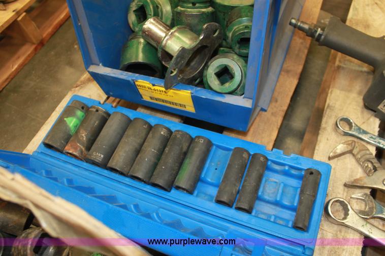 image for item AA9206 Pallet of assorted hand tools