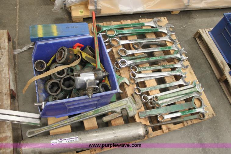 image for item AA9208 Assorted hand tools