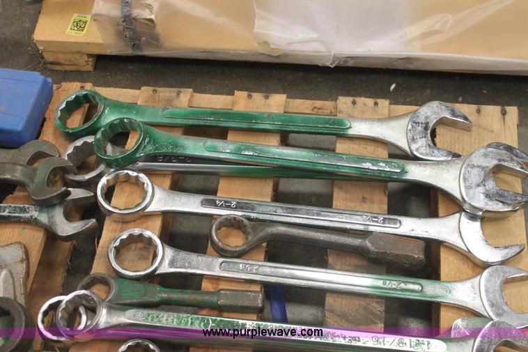 image for item AA9208 Assorted hand tools