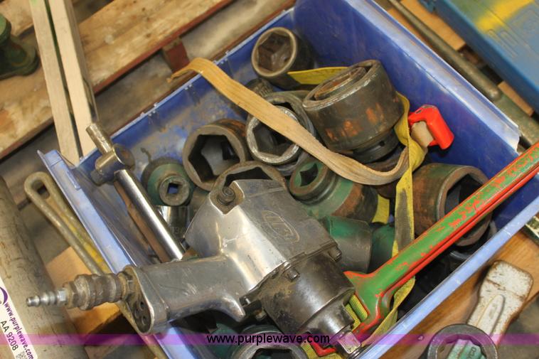 image for item AA9208 Assorted hand tools