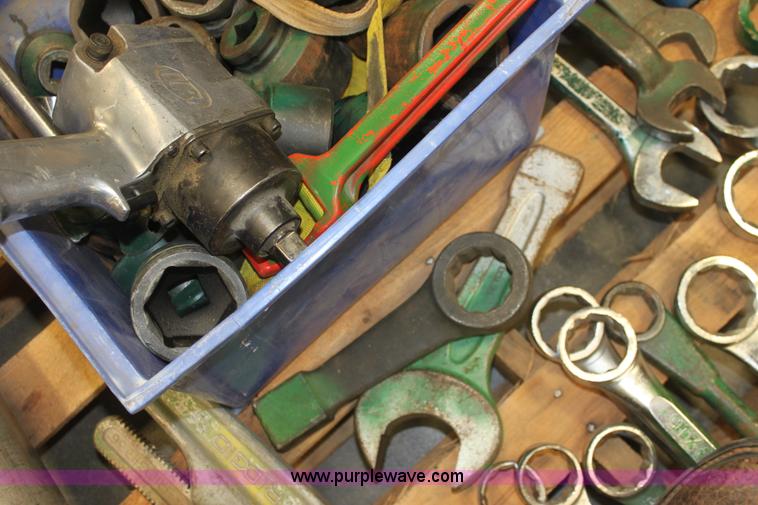 image for item AA9208 Assorted hand tools