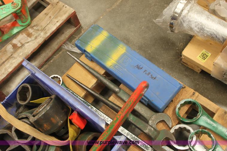 image for item AA9208 Assorted hand tools