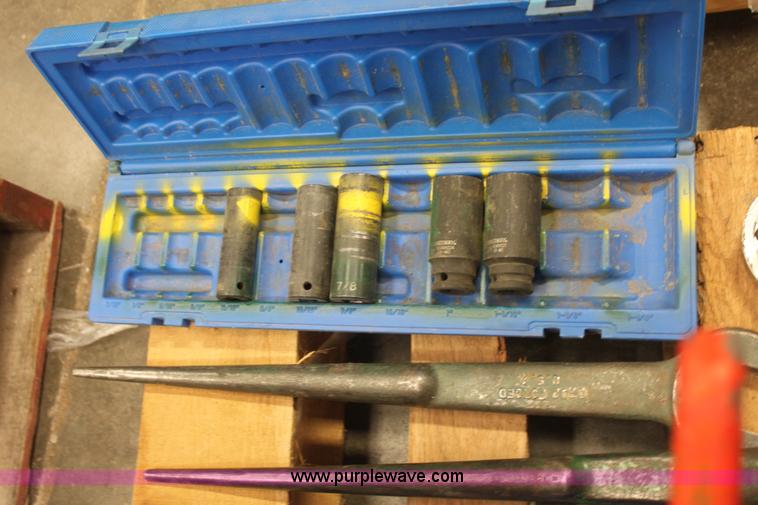 image for item AA9208 Assorted hand tools