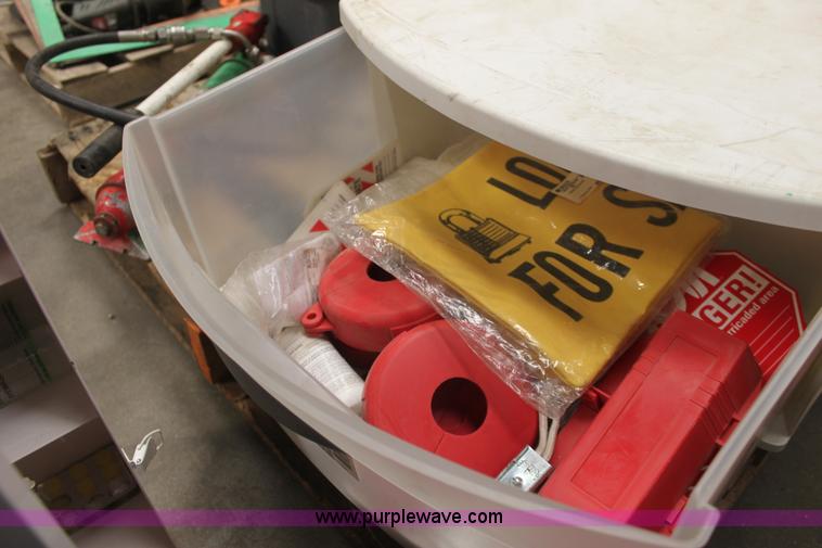 image for item AA9218 Assorted tools